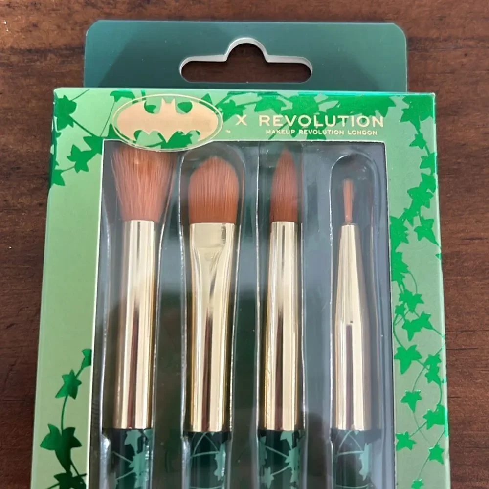 DC X Revolution Poison Ivy Make Up Brush Set 4 Piece NWT Ipsy drawstring bag